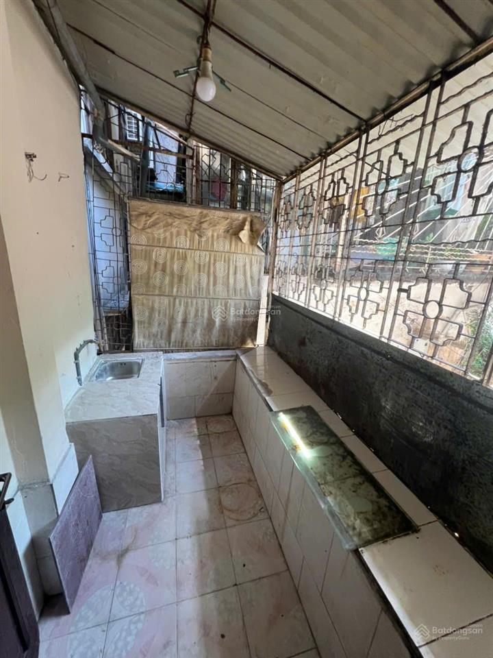 Cho thuê nhà vọng đức  hàng bài, 3 tầng x 25m2 có sân để 4 xe máy trước cửa, giá 8 triệu/tháng