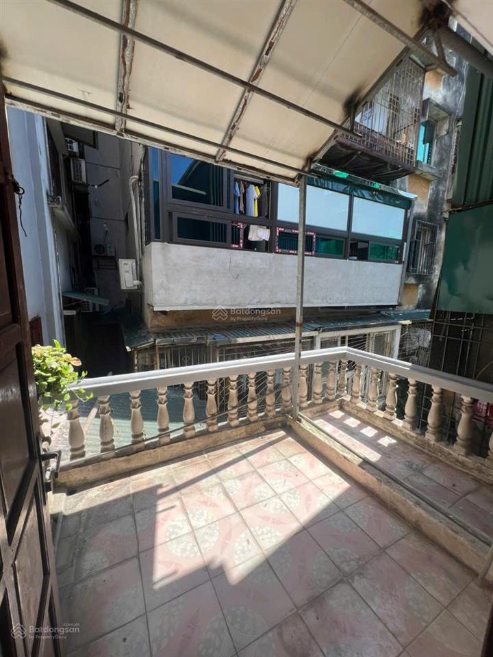 Cho thuê nhà vọng đức  hàng bài, 3 tầng x 25m2 có sân để 4 xe máy trước cửa, giá 8 triệu/tháng