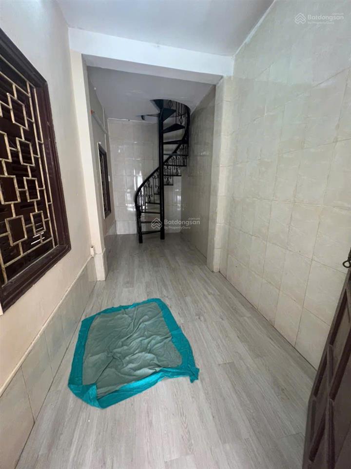 Cho thuê nhà vọng đức  hàng bài, 3 tầng x 25m2 có sân để 4 xe máy trước cửa, giá 8 triệu/tháng