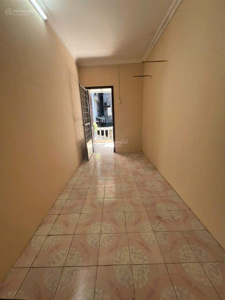 Cho thuê nhà vọng đức  hàng bài, 3 tầng x 25m2 có sân để 4 xe máy trước cửa, giá 8 triệu/tháng