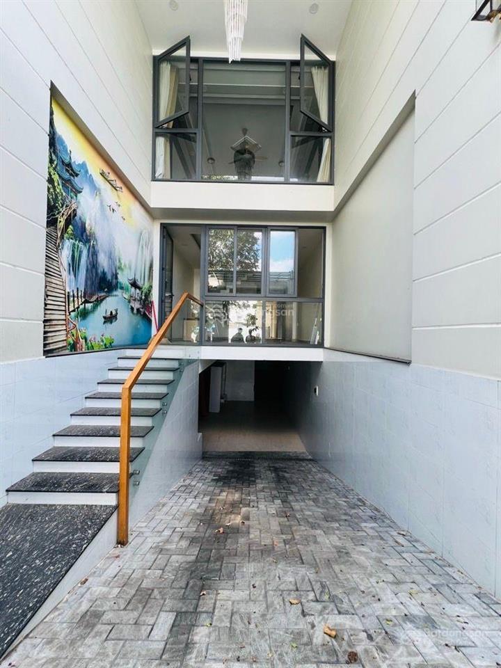 Siêu phẩm mặt tiền kd ,có hầm thang máy ,5 tầng đường 20m ,gần chợ công viên ,nhỉnh 14 tỷ