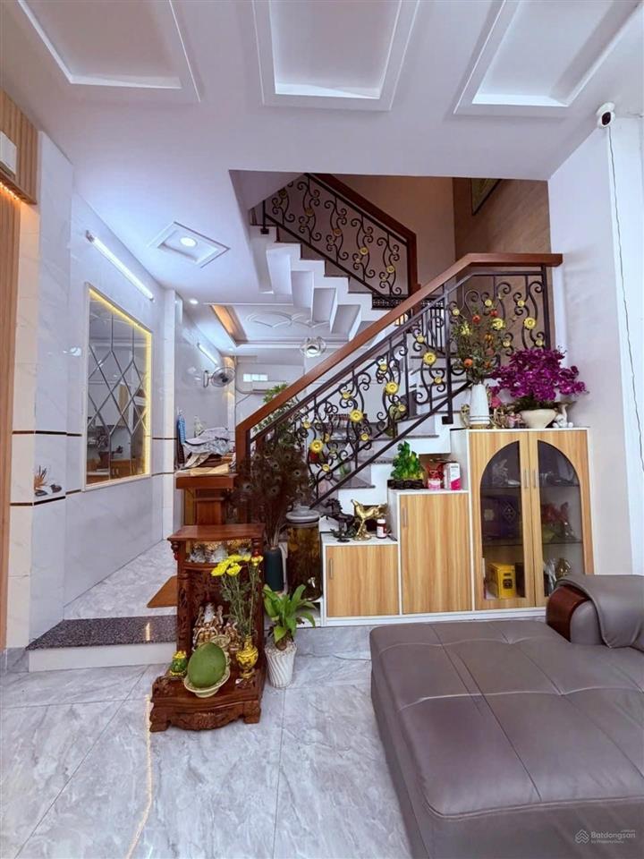 Phạm văn bạch  sân bay  dt 4.3x15  4 tầng  xe hơi đậu nhà  nhỉnh 5 tỷ