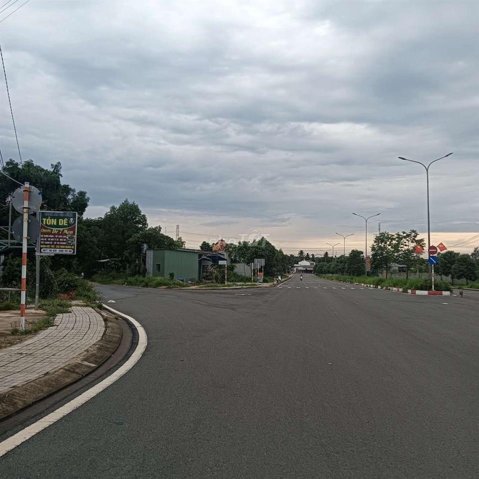 Lô đất 272M2 (  2 MT đường nhựa 40m . phù hợp xây nhà hàng khách sạn )