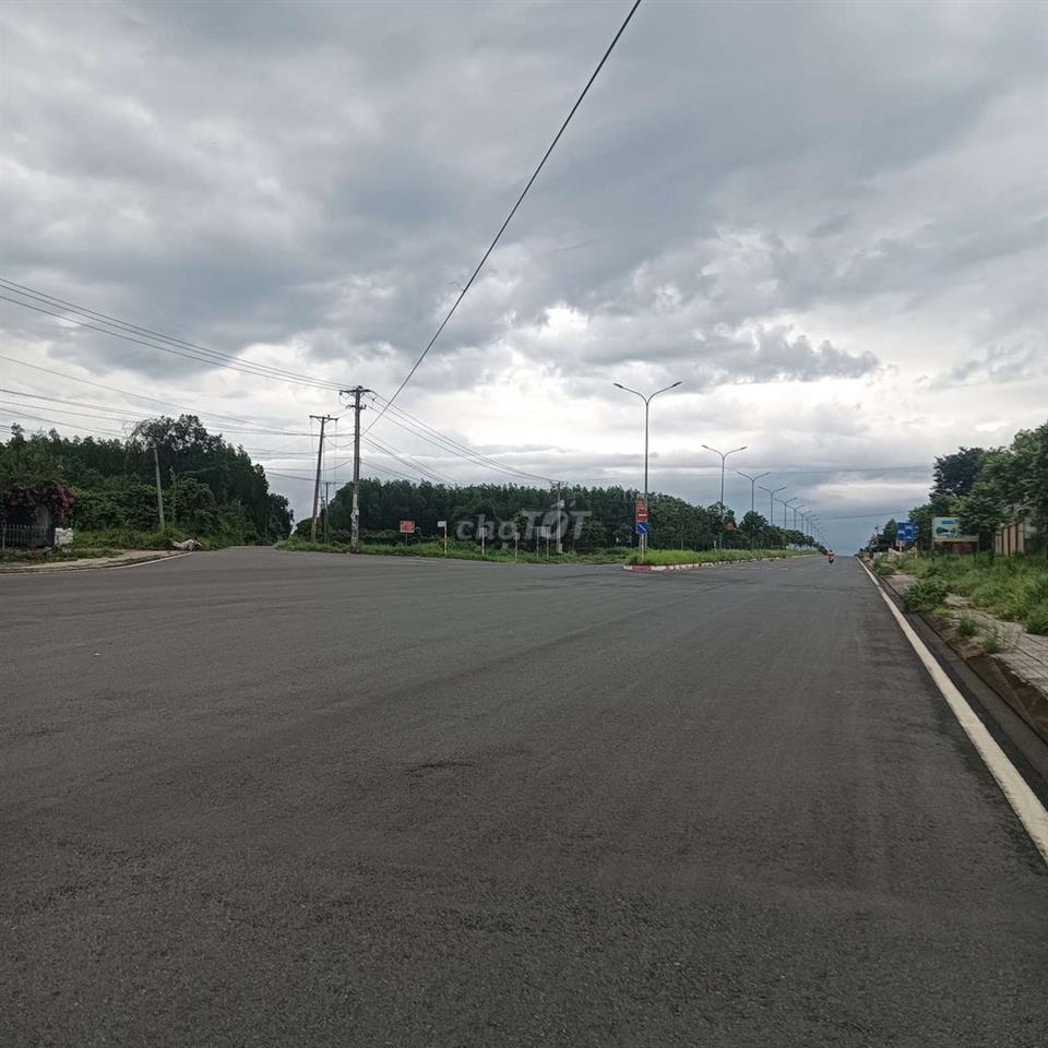 Lô đất 272M2 (  2 MT đường nhựa 40m . phù hợp xây nhà hàng khách sạn )