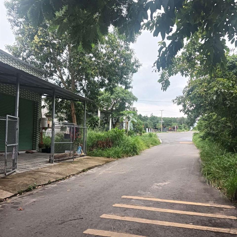 Lô đất 272M2 (  2 MT đường nhựa 40m . phù hợp xây nhà hàng khách sạn )