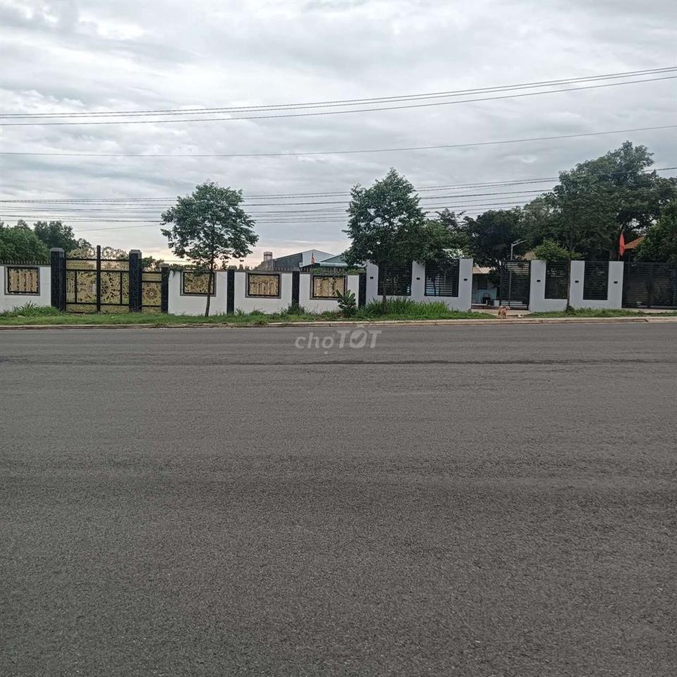 Lô đất 272M2 (  2 MT đường nhựa 40m . phù hợp xây nhà hàng khách sạn )