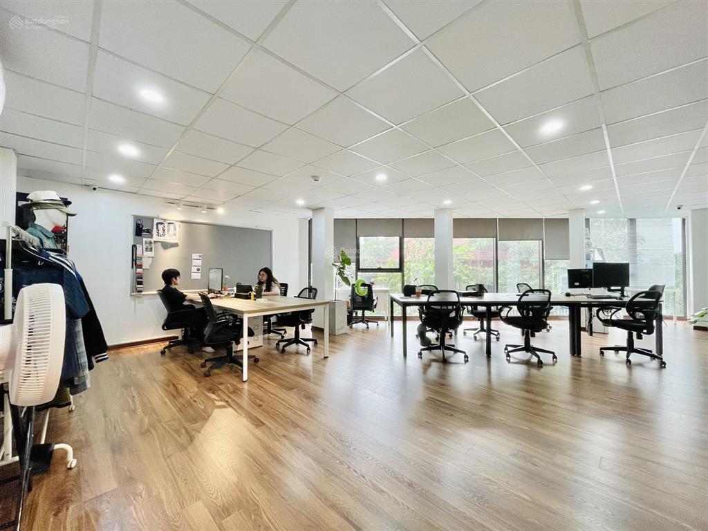 Sang nhượng gấp văn phòng phố hoàng cầu  đống đa 110m2 giá chỉ 16tr đẹp keng ô tô đỗ cửa
