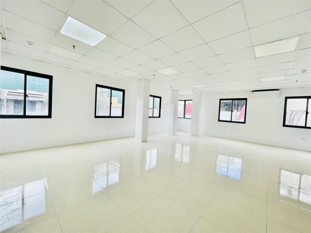 Bóc tem văn phòng đẹp keng phố nguyễn chí thanh 110m giá chỉ 17tr lô góc 3 mặt thoáng oto đỗ cửa