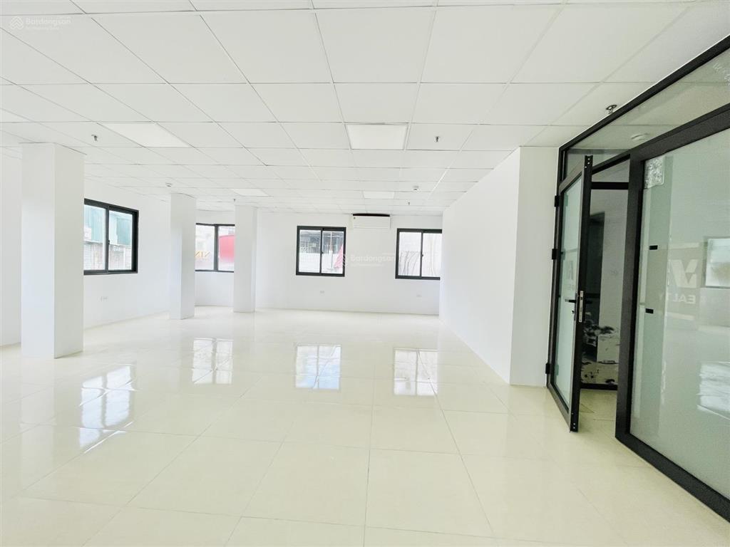 Bóc tem văn phòng đẹp keng phố nguyễn chí thanh 110m giá chỉ 17tr lô góc 3 mặt thoáng oto đỗ cửa