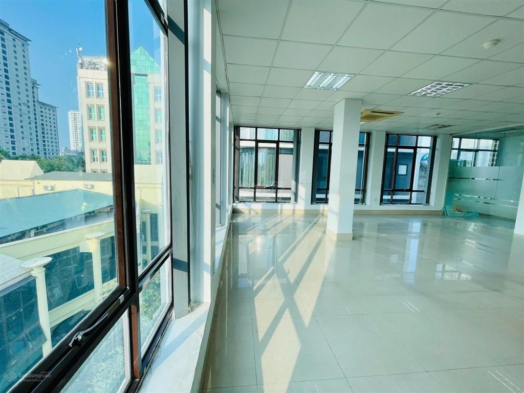 Sàn văn phòng đẹp keng phố láng hạ đống đa 145m2 chia sẵn phòng giá chỉ 23tr free để xe, ôtô đỗ cửa