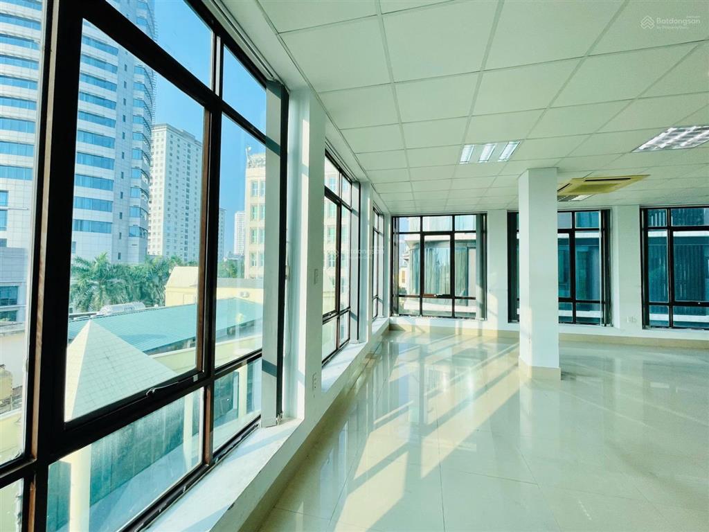 Sàn văn phòng đẹp keng phố láng hạ đống đa 145m2 chia sẵn phòng giá chỉ 23tr free để xe, ôtô đỗ cửa
