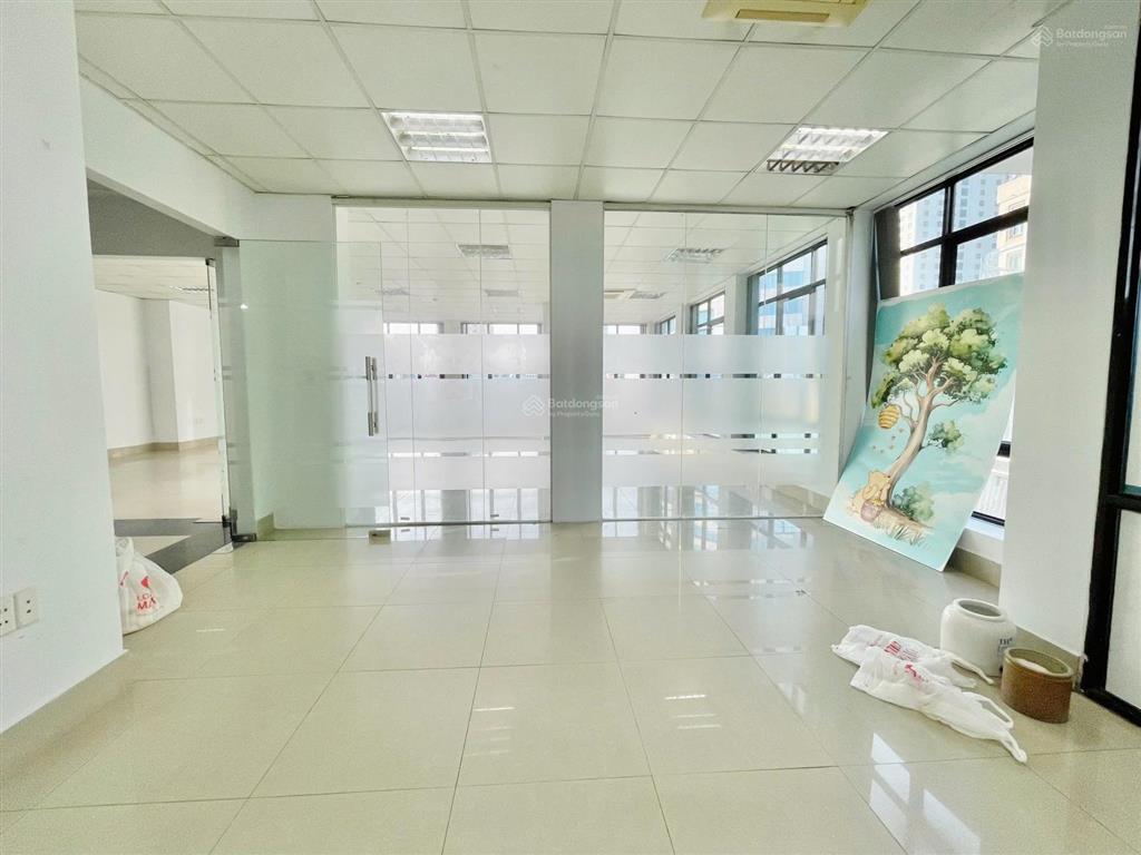 Sàn văn phòng đẹp keng phố láng hạ đống đa 145m2 chia sẵn phòng giá chỉ 23tr free để xe, ôtô đỗ cửa