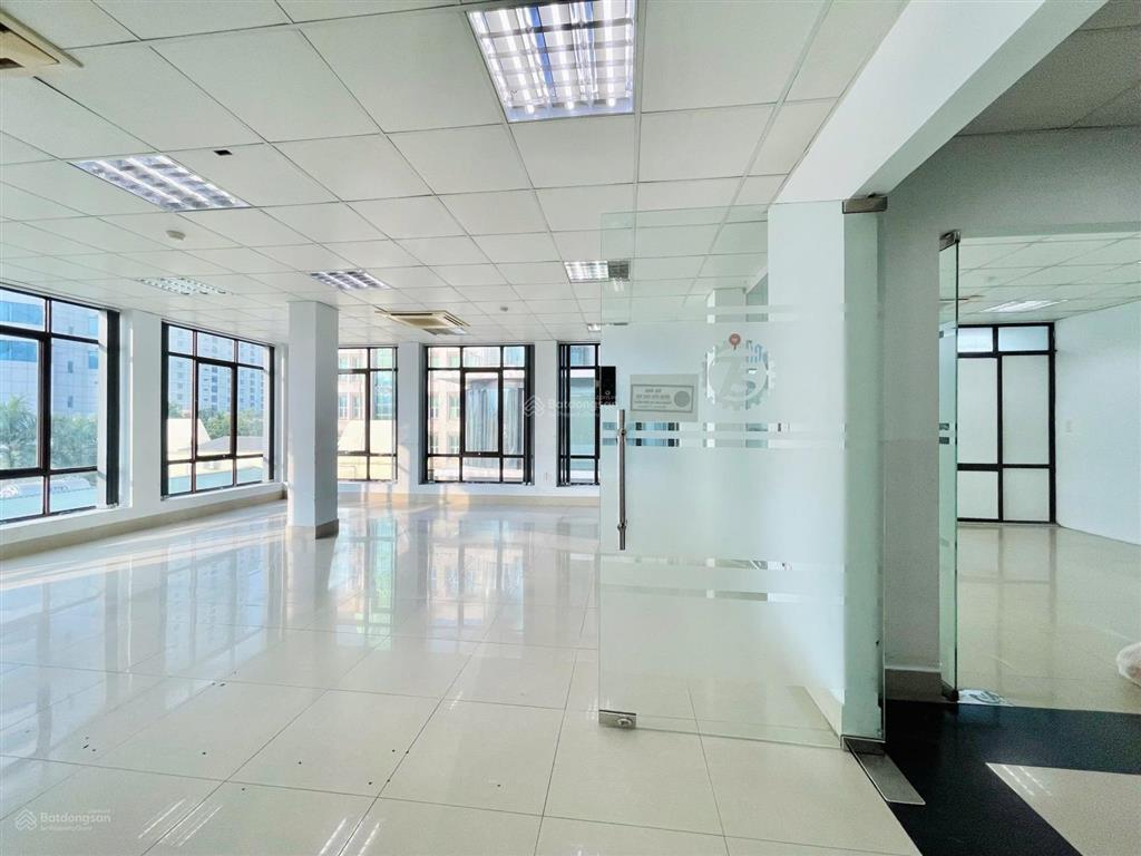 Sàn văn phòng đẹp keng phố láng hạ đống đa 145m2 chia sẵn phòng giá chỉ 23tr free để xe, ôtô đỗ cửa