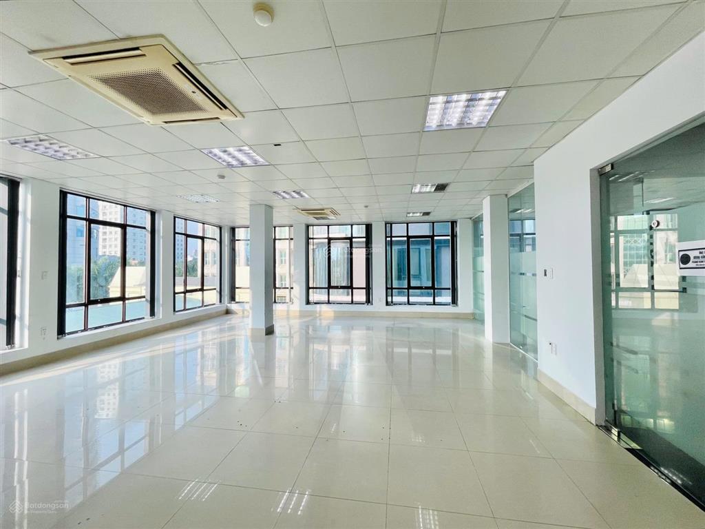 Sàn văn phòng đẹp keng phố láng hạ đống đa 145m2 chia sẵn phòng giá chỉ 23tr free để xe, ôtô đỗ cửa