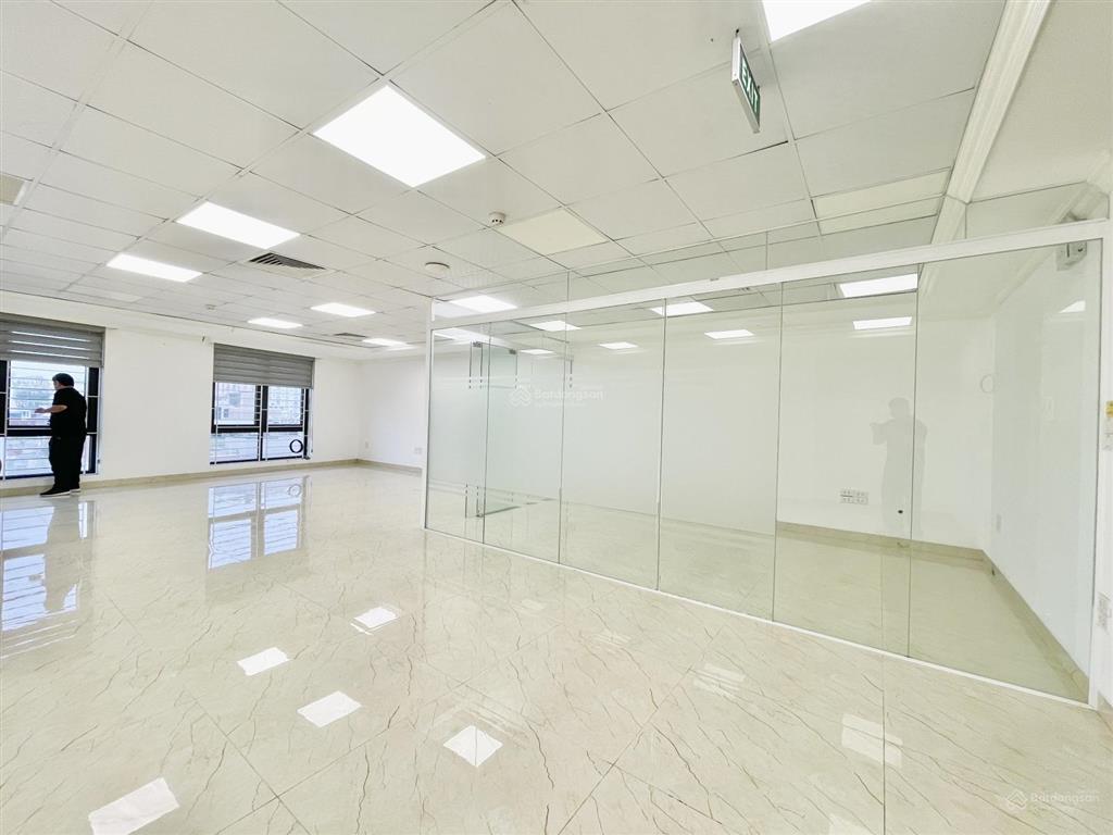 Láng hạ  đống đa cho thuê văn phòng 110m cực đẹp mới giá chỉ 18tr ô tô đỗ cửa free