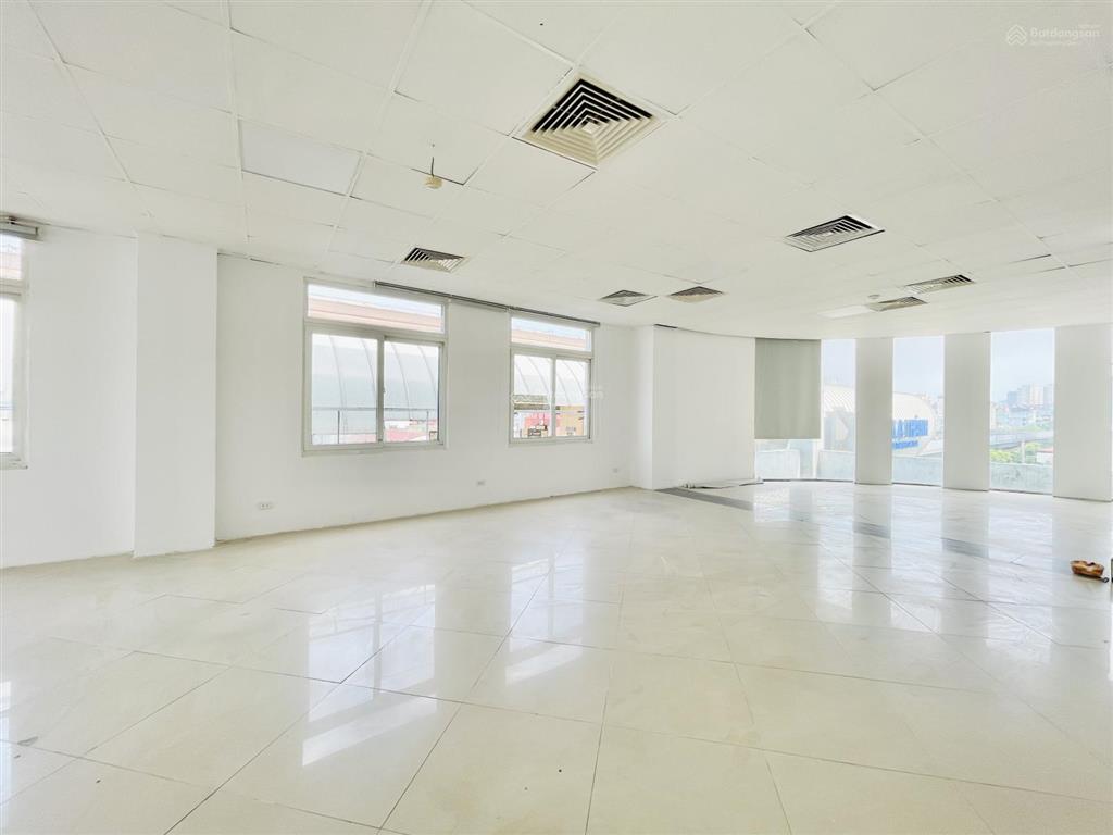Sàn văn phòng đẹp keng mặt phố hoàng cầu  đống đa 220m2 giá cực rẻ chỉ 45tr miễn phí dịch vụ