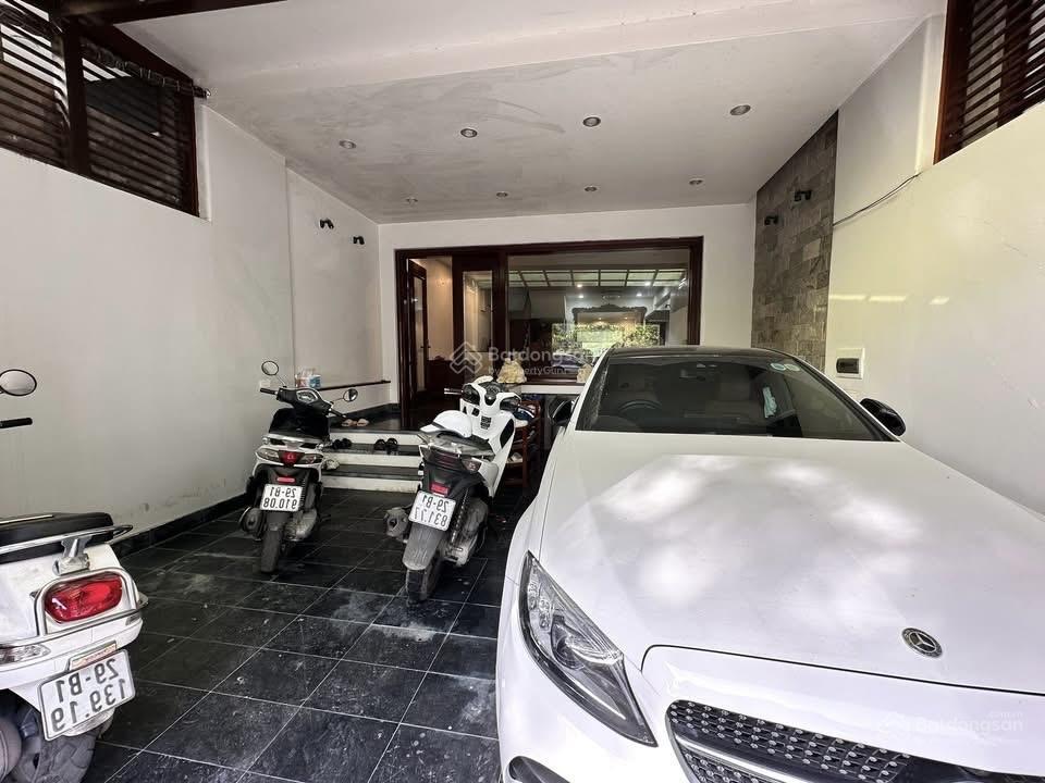Bán nhà lạc long quân/ tây hồ ô tô 16 chỗ qua nhà  ngõ thông dt 55m2, 6 tầng 3 thoáng hơn 18ty