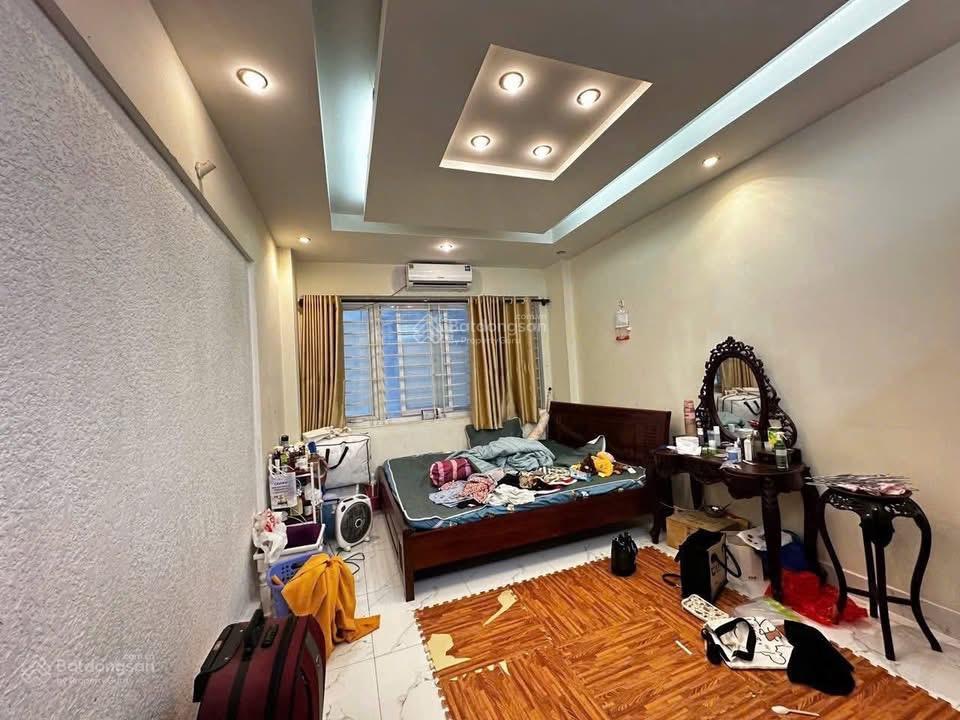 Nguyễn thị định  cầu giấy  dt 33m2 x 5 tầng  giá hơn 6 tỷ  ô tô cách nhà 30m