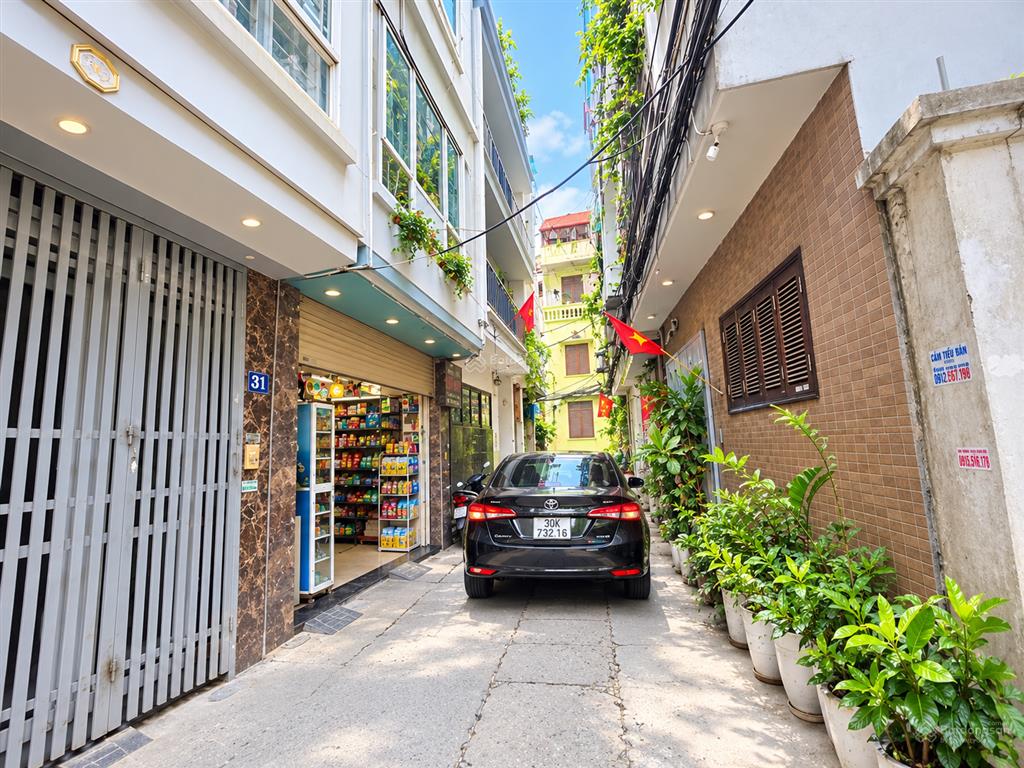 Nhỉnh 11 tỷ  ô tô qua nhà  q. cầu giấy  dt 40m2, 5 tầng, ngõ thông kinh doanh