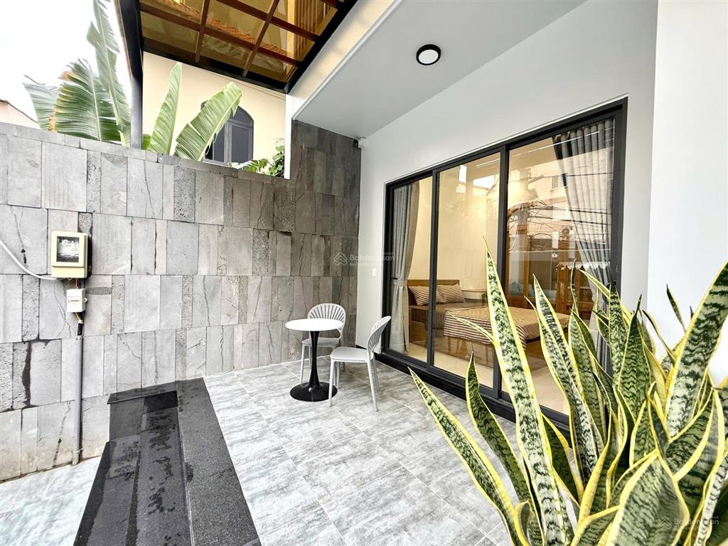 Chdv mới xây, sân vườn lớn  đầy đủ tiện nghi, nội thất luxury  thiết kế hiện đại  gần sân bay