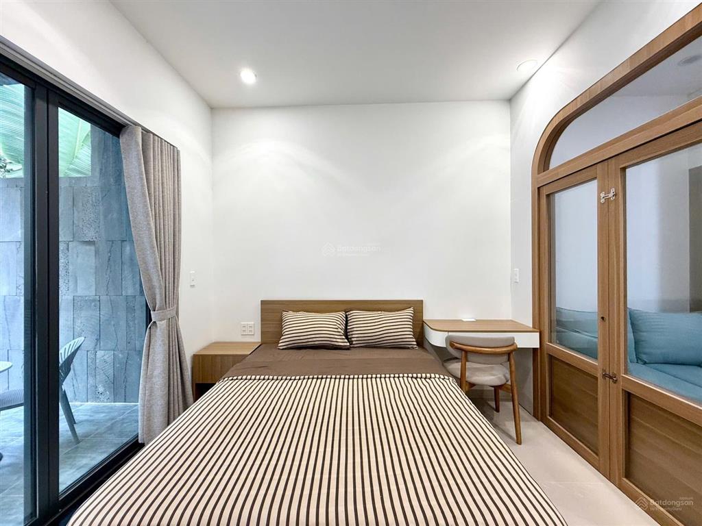 Chdv mới xây, sân vườn lớn  đầy đủ tiện nghi, nội thất luxury  thiết kế hiện đại  gần sân bay