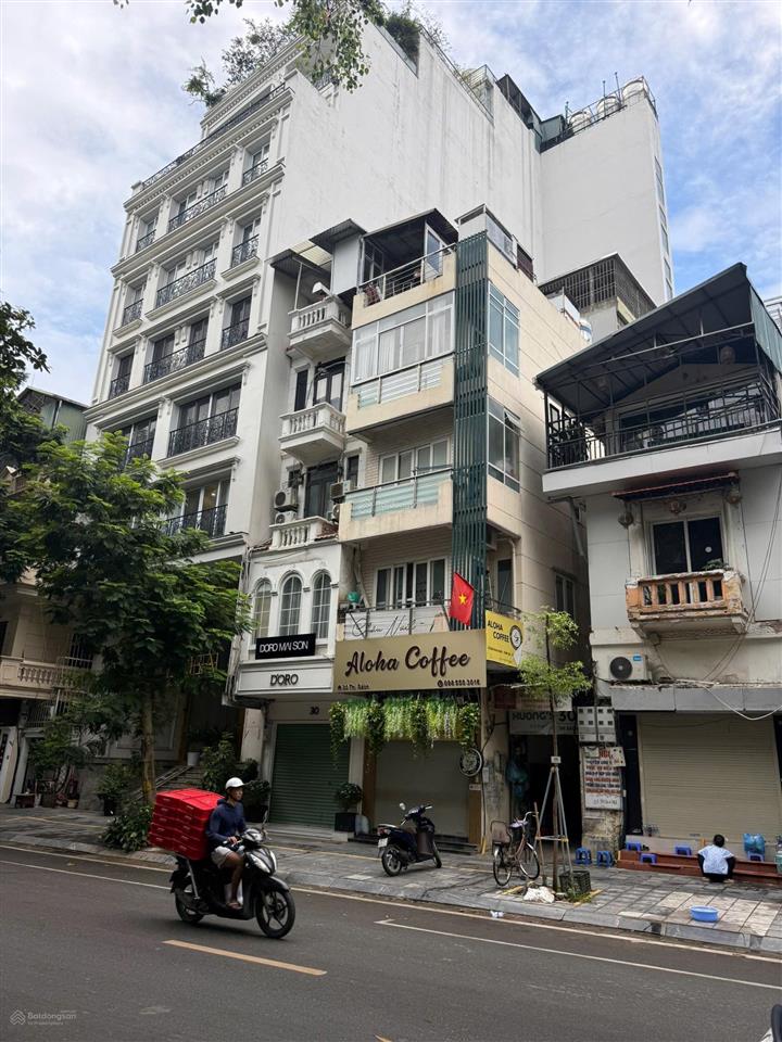 Chính chủ cho thuê 155m2 góc 3 mặt thoáng phố hàn thuyên, hoàn kiếm, giá chỉ 15tr9/tháng làm văn ph