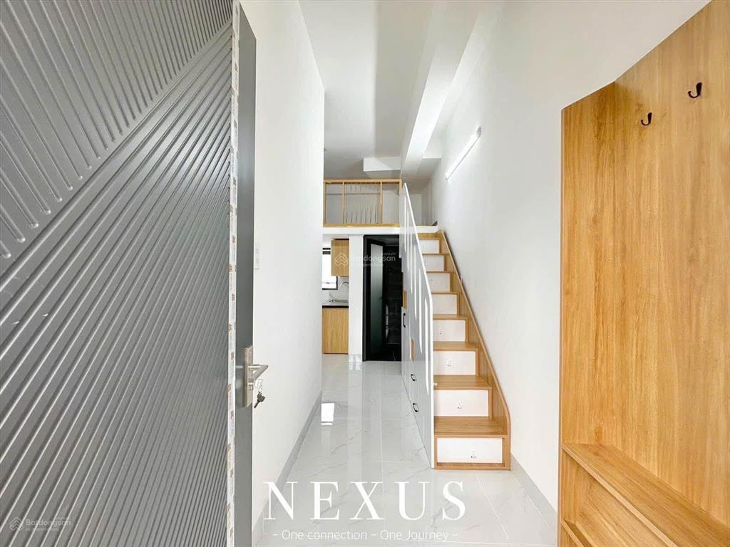 Căn hộ duplex có ban công, đầy đủ nội thất, mới 100%