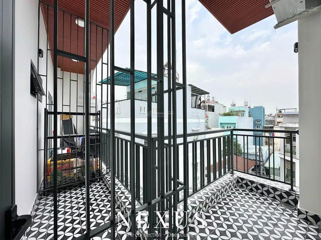 Căn hộ duplex có ban công, đầy đủ nội thất, mới 100%