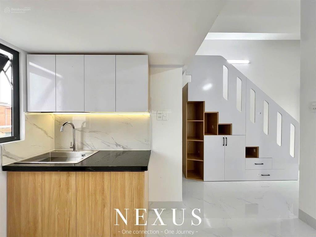 Căn hộ duplex có ban công, đầy đủ nội thất, mới 100%