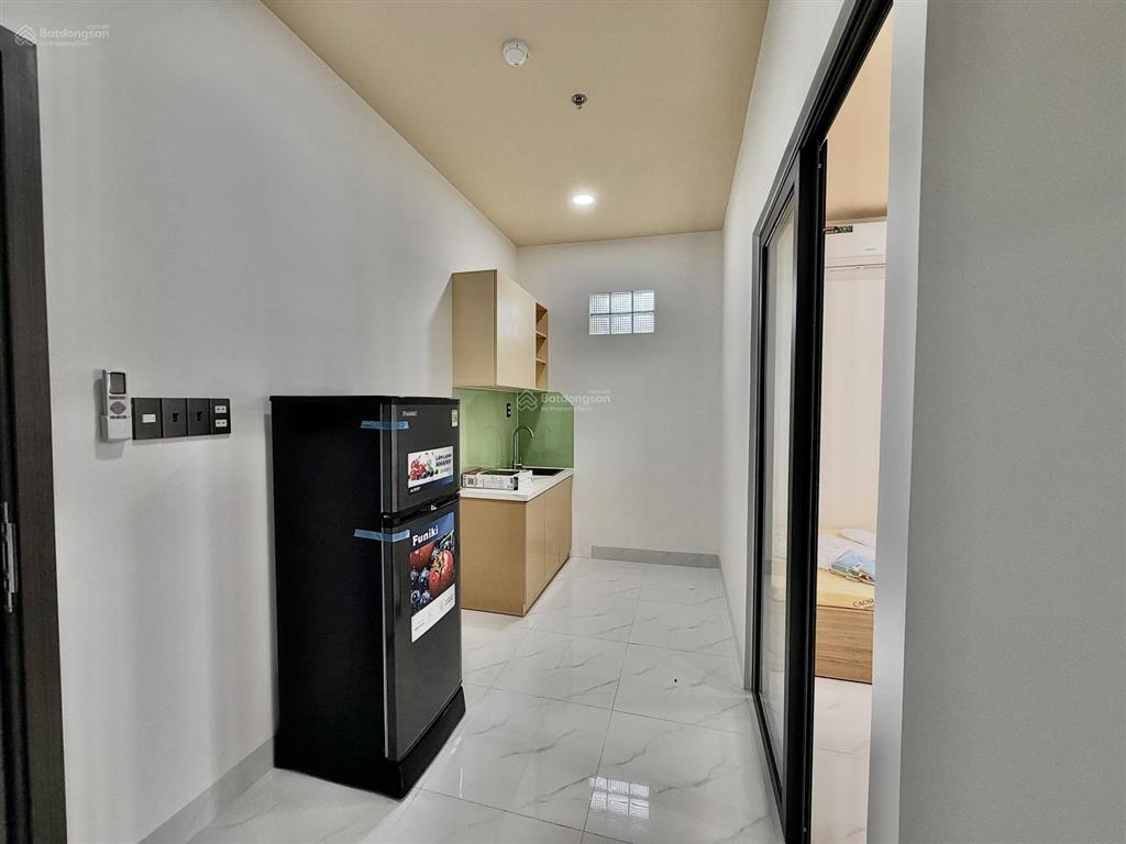 Chính chủ 1pn tách bếp mới xây, đầy đủ nội thất, cửa sổ trời