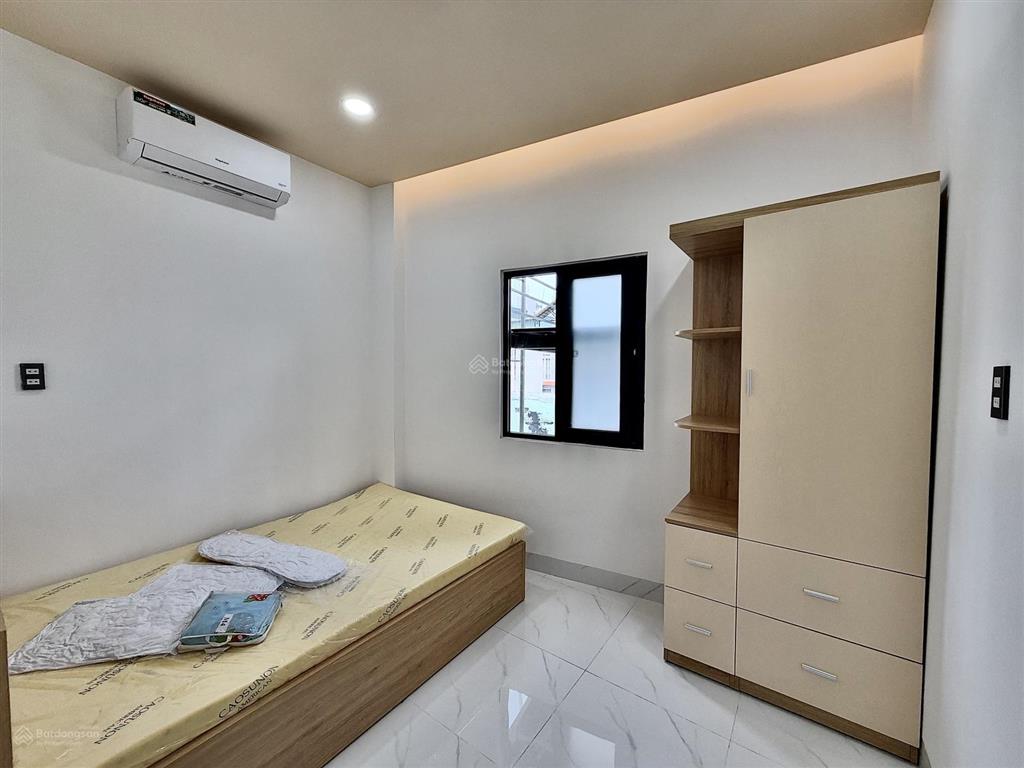 Chính chủ 1pn tách bếp mới xây, đầy đủ nội thất, cửa sổ trời