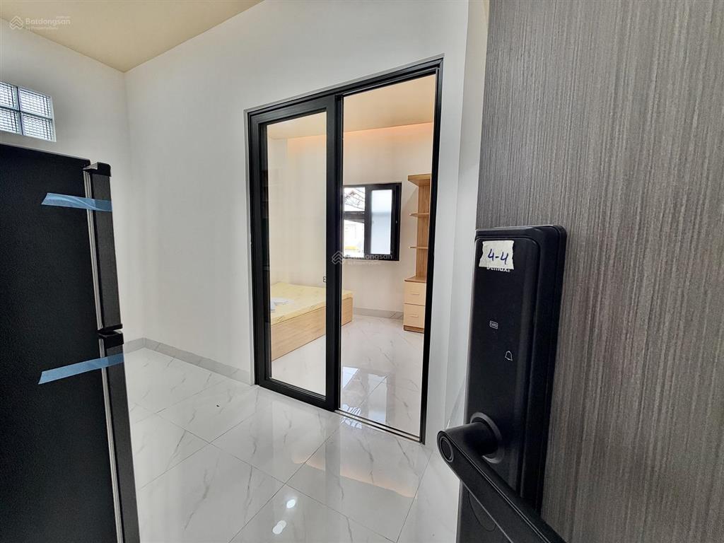 Chính chủ 1pn tách bếp mới xây, đầy đủ nội thất, cửa sổ trời