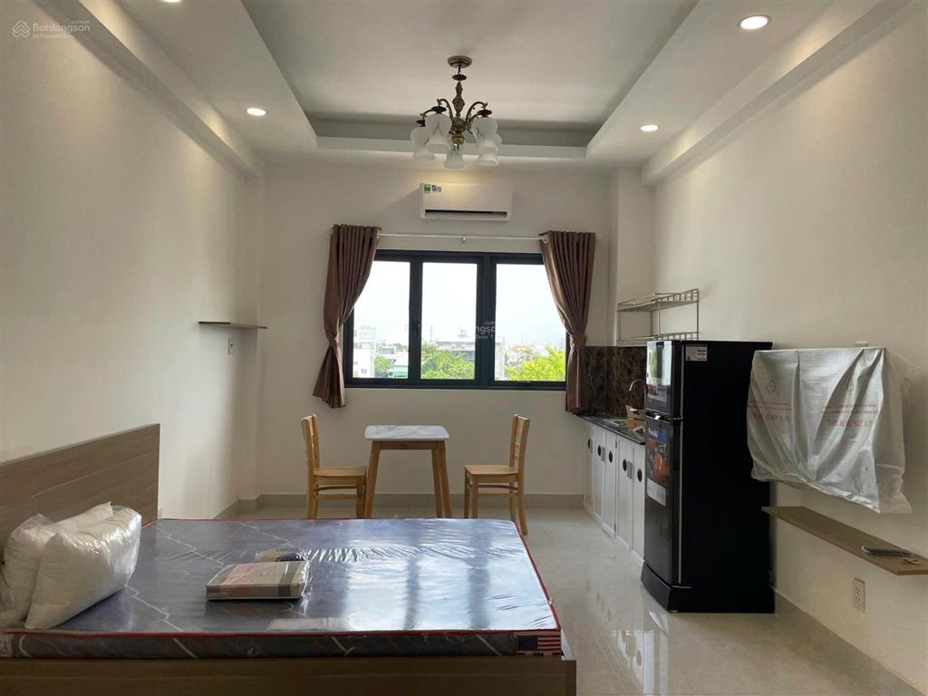 Studio ban công thoáng sáng, nội thất đầy đủ như ảnh