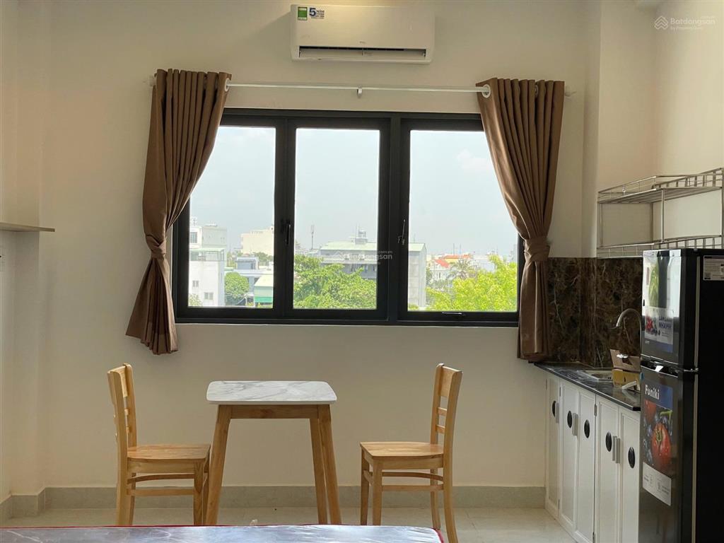Studio ban công thoáng sáng, nội thất đầy đủ như ảnh