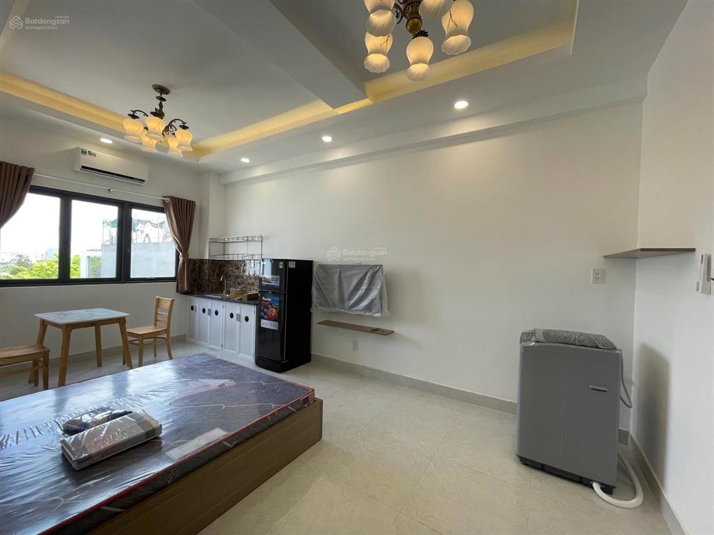 Studio ban công thoáng sáng, nội thất đầy đủ như ảnh