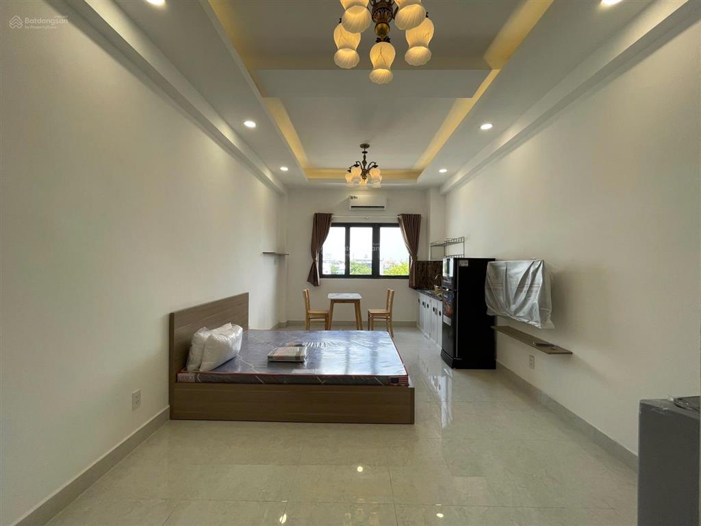 Studio ban công thoáng sáng, nội thất đầy đủ như ảnh