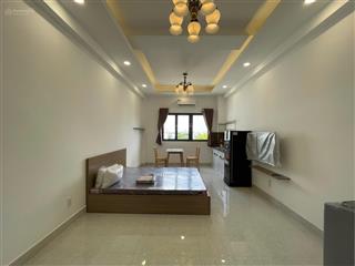 Studio ban công thoáng sáng, nội thất đầy đủ như ảnh