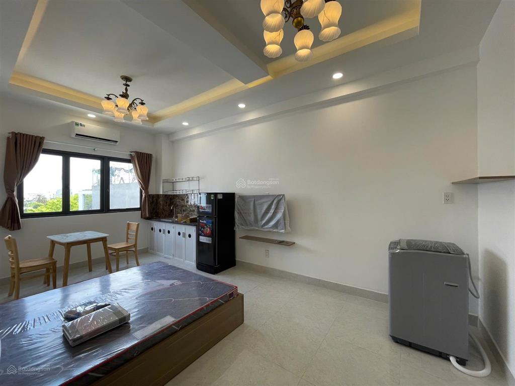 Studio ban công thoáng sáng, nội thất đầy đủ như ảnh