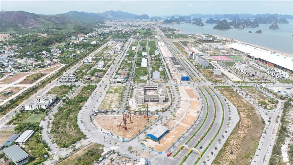Bán căn hộ chung cư cao cấp view vịnh bái tử long thơ mộng.  0986 231 ***