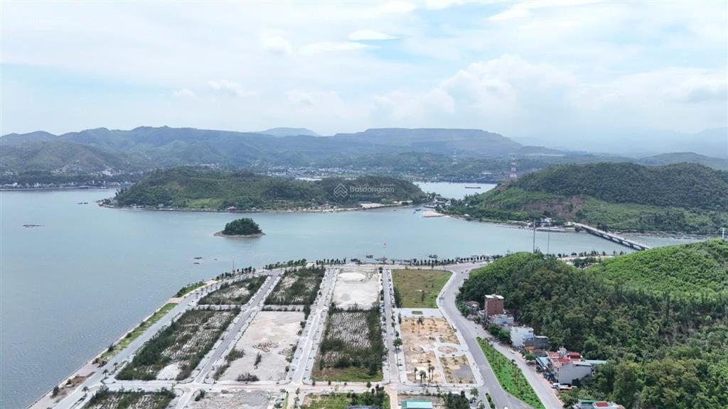 Bán căn hộ chung cư cao cấp view vịnh bái tử long thơ mộng.  0986 231 ***