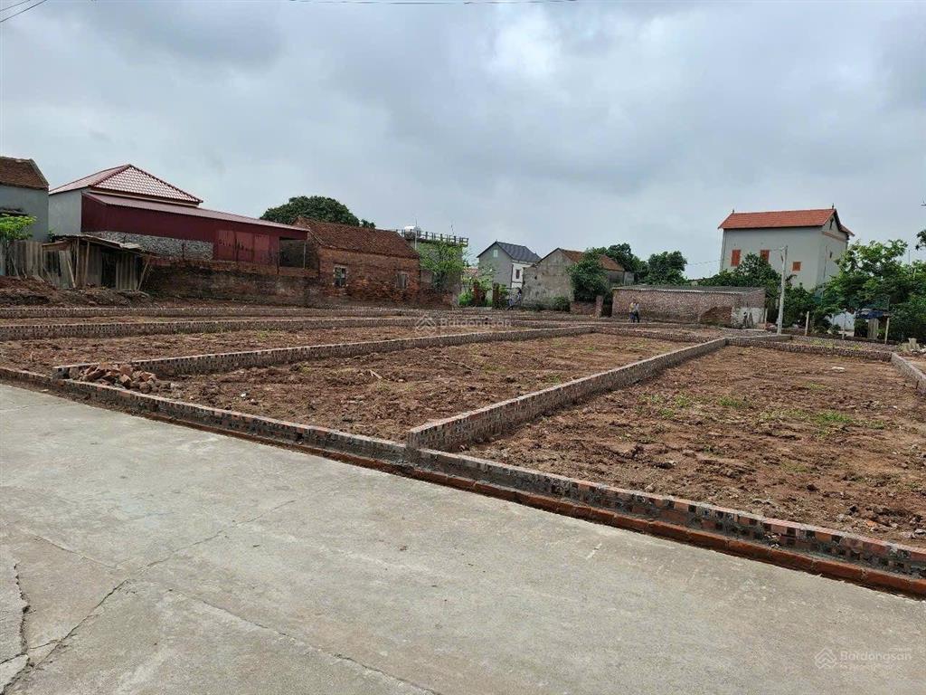 Bán đất đăng chiều trung chính lương tài dt 107m.mt 5m nở hậu ô tô tránh thông dán cư đông đúc