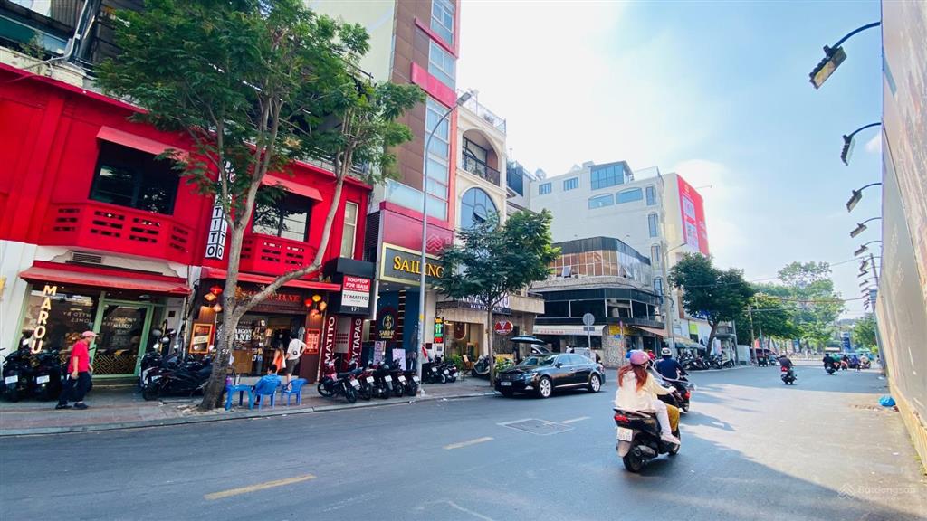 Hàng hiếm ngang lớn ngay chợ bến thành dt 8x13m (100m2)  kc 3 tầng  hđt 210tr/th  giá 70 tỷ