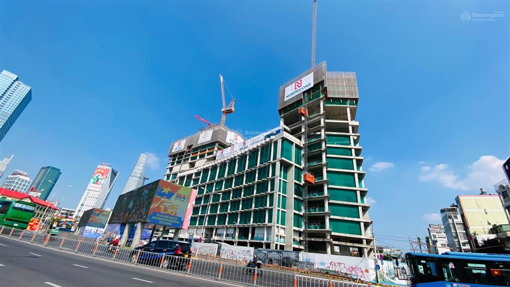 Hàng hiếm ngang lớn ngay chợ bến thành dt 8x13m (100m2)  kc 3 tầng  hđt 210tr/th  giá 70 tỷ