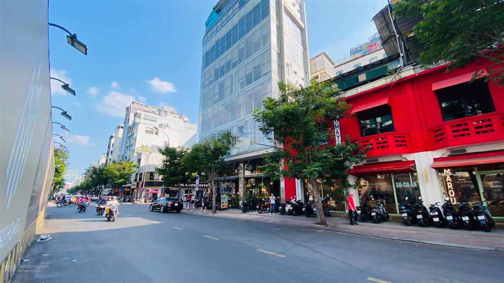 Hàng hiếm ngang lớn ngay chợ bến thành dt 8x13m (100m2)  kc 3 tầng  hđt 210tr/th  giá 70 tỷ