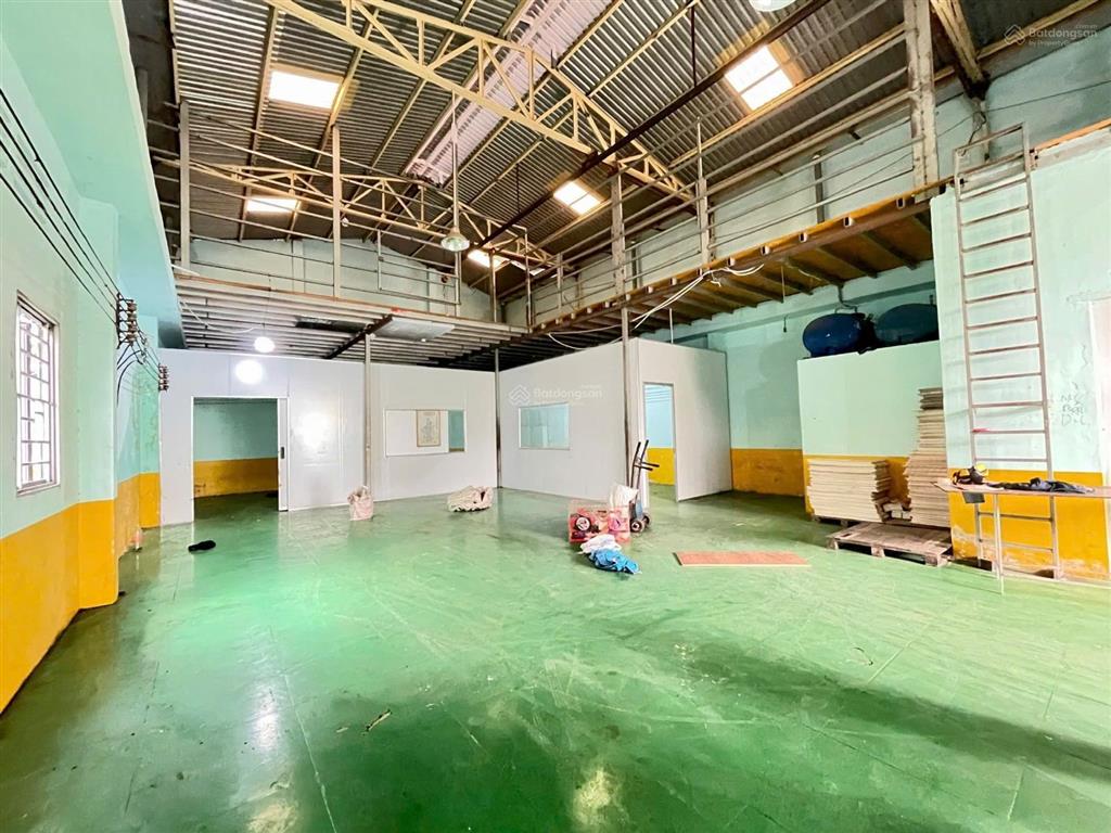 Cho thuê kho xưởng 10x20m, lửng, văn phòng, tải 8tấn, nền epoxy, điện 3pha, giá 20tr thương lượng