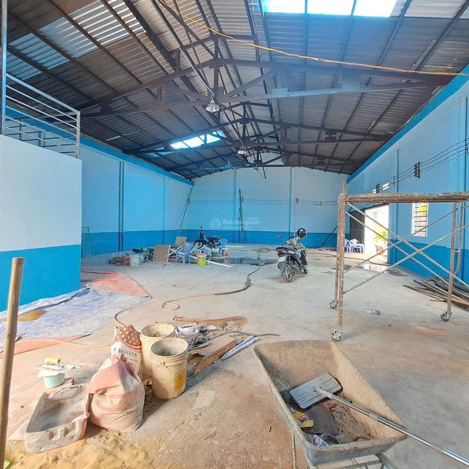 Cho thuê kho xưởng 12x20m, lửng, vp, điện 3pha, tải 8tấn, giá 24tr có vat