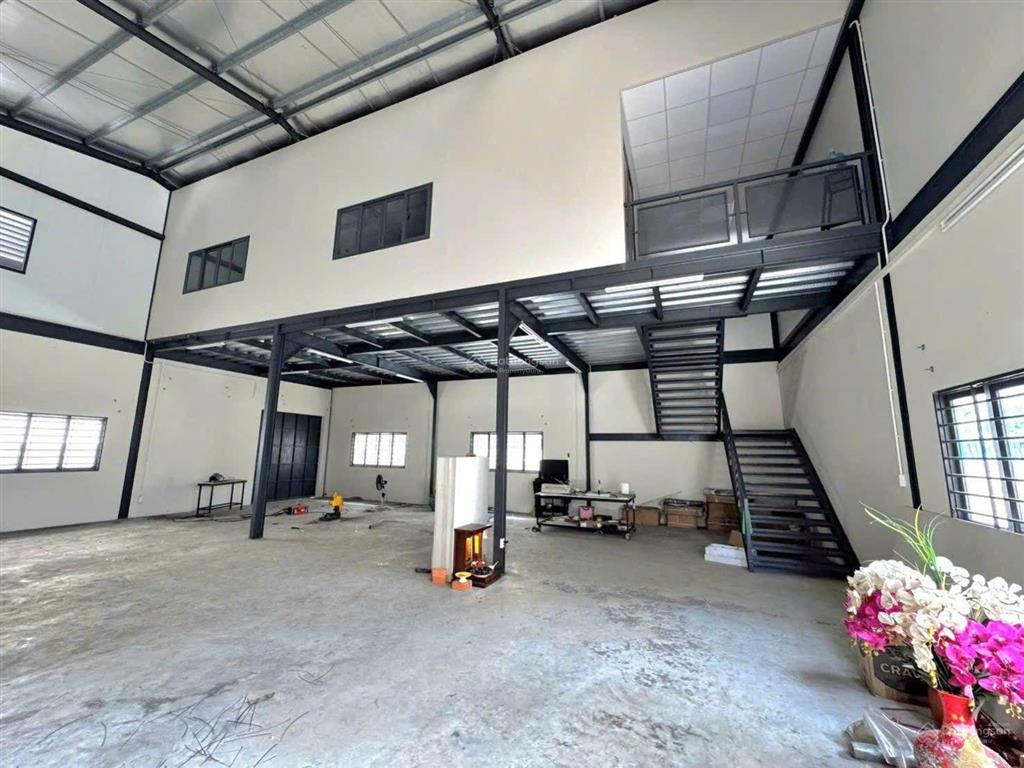 Cho thuê kho xưởng 323m2, tải 3.5 tấn, điện 3 pha, 3 máy lạnh, 3 phòng, giá 32tr