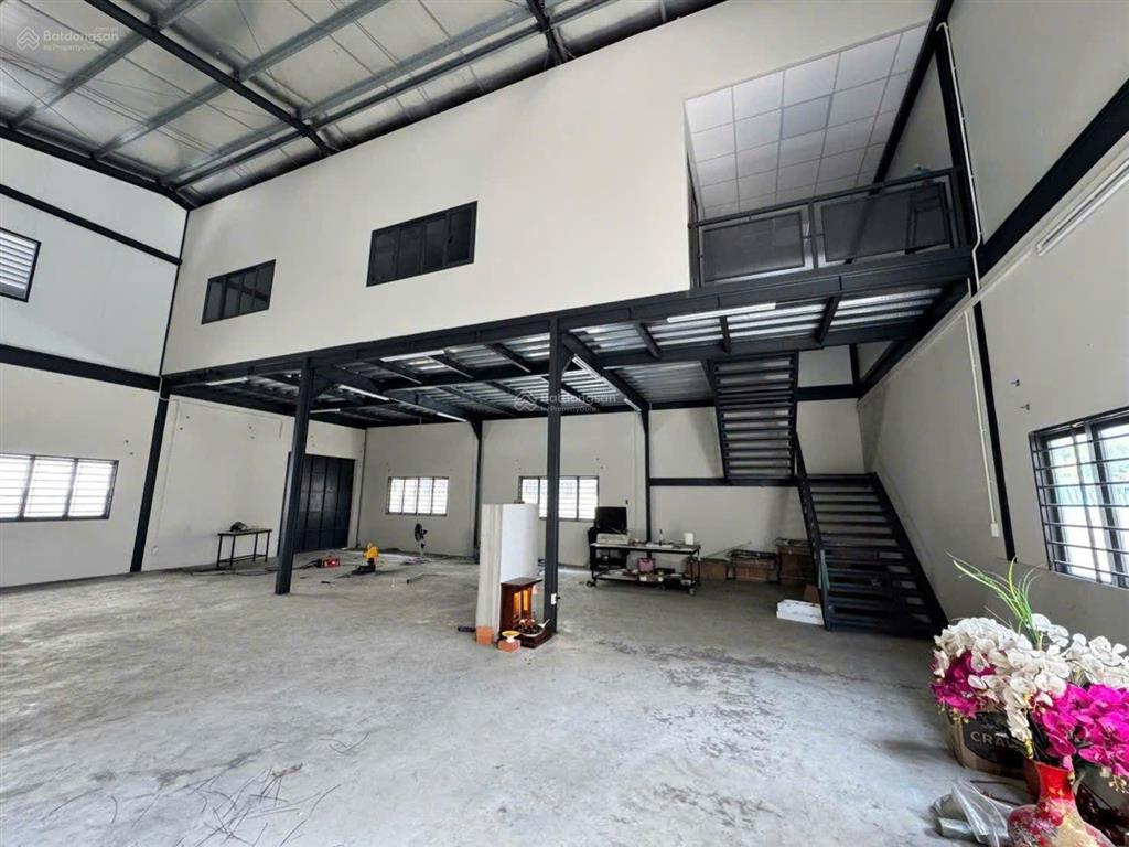 Cho thuê kho xưởng 323m2, tải 3.5 tấn, điện 3 pha, 3 máy lạnh, 3 phòng, giá 32tr