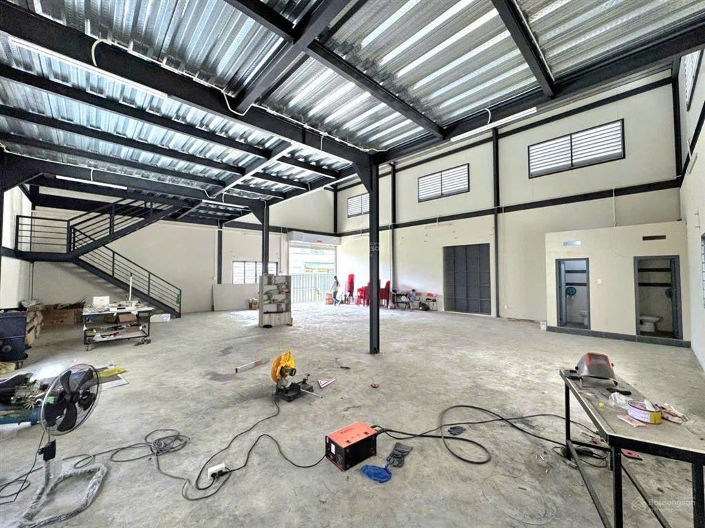 Cho thuê kho xưởng 323m2, tải 3.5 tấn, điện 3 pha, 3 máy lạnh, 3 phòng, giá 32tr