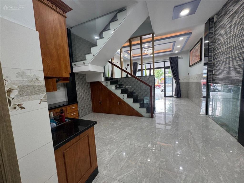 Bán nhà 2 tầng mặt tiền kinh doanh đặng thúc vịnh, hóc môn, rộng 32m, dt 5x15, giá 8 tỷ